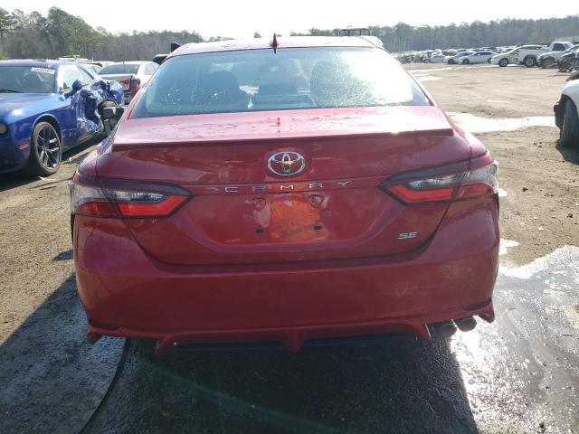 4T1G11AK7NU008965 - 2022 TOYOTA CAMRY SE RED photo 6