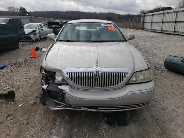 1LNHM81W33Y690840 - 2003 LINCOLN TOWN CAR EXECUTIVE SILVER photo 5