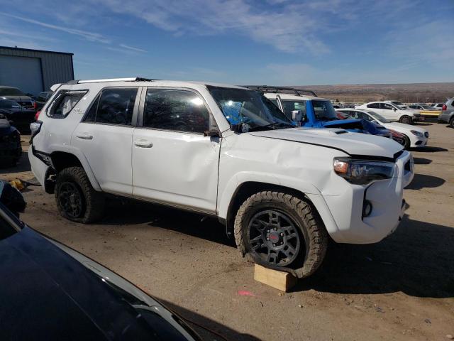 JTEBU5JR7J5579690 - 2018 TOYOTA 4RUNNER SR5/SR5 PREMIUM WHITE photo 4