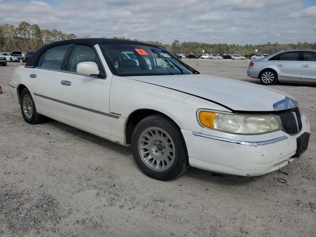 1LNHM83W82Y603820 - 2002 LINCOLN TOWN CARTIER WHITE photo 4