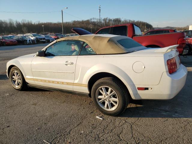 1ZVFT84N665202405 - 2006 FORD MUSTANG WHITE photo 2