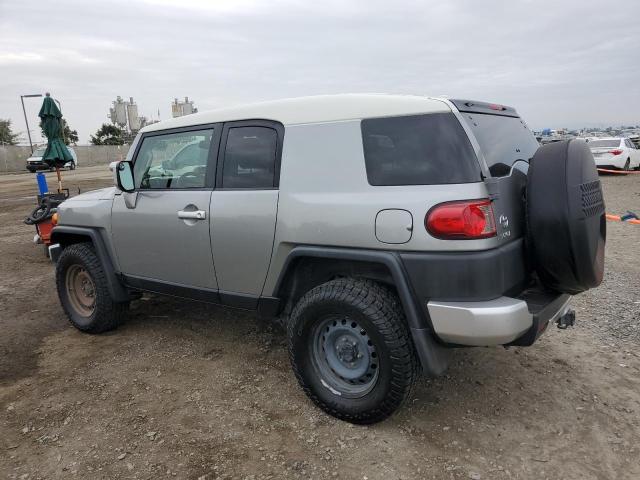 JTEBU4BF7BK102761 - 2011 TOYOTA FJ CRUISER SILVER photo 2