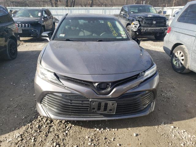 4T1B11HK0JU615476 - 2018 TOYOTA CAMRY L GRAY photo 5