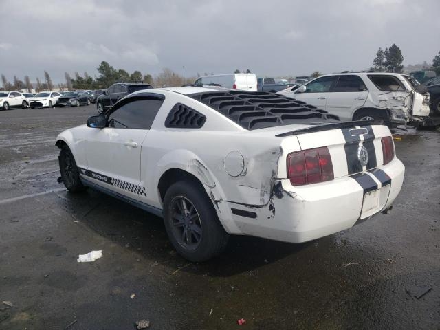 1ZVFT80N965237722 - 2006 FORD MUSTANG WHITE photo 2