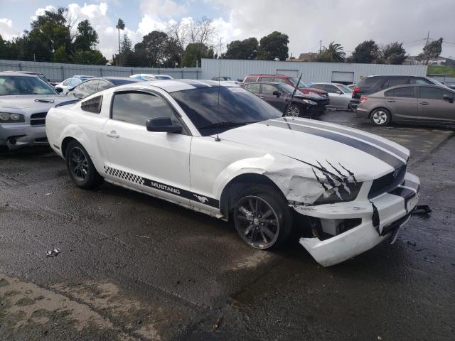 1ZVFT80N965237722 - 2006 FORD MUSTANG WHITE photo 4