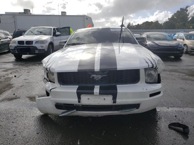 1ZVFT80N965237722 - 2006 FORD MUSTANG WHITE photo 5