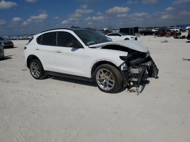 ZASPAKBN4K7C50293 - 2019 ALFA ROMEO STELVIO TI WHITE photo 4