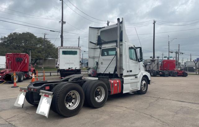 4V4NC9EH4HN990864 - 2017 VOLVO VN VNL WHITE photo 4