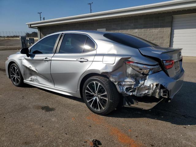 4T1B11HK8JU631263 - 2018 TOYOTA CAMRY L SILVER photo 2