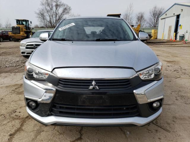 JA4AP3AW4HZ028258 - 2017 MITSUBISHI OUTLANDER ES SILVER photo 5