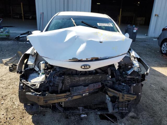 KNAFX4A63F5368200 - 2015 KIA FORTE LX WHITE photo 5