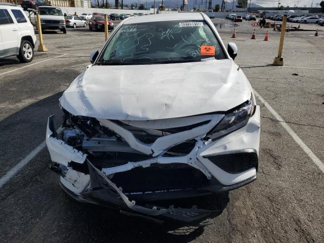 4T1G11AK1RU845572 - 2024 TOYOTA CAMRY SE NIGHT SHADE WHITE photo 5