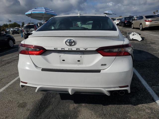 4T1G11AK1RU845572 - 2024 TOYOTA CAMRY SE NIGHT SHADE WHITE photo 6