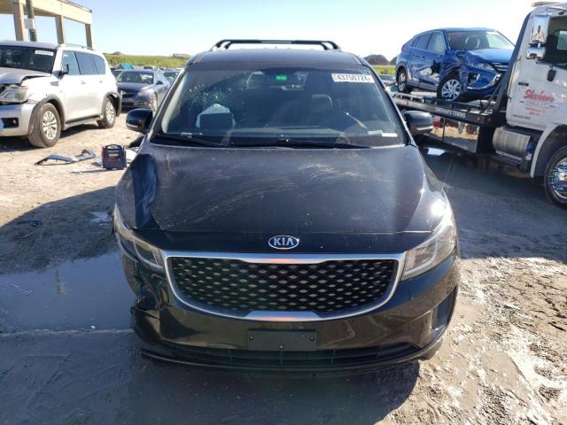 KNDMB5C18J6390812 - 2018 KIA SEDONA LX BLACK photo 5