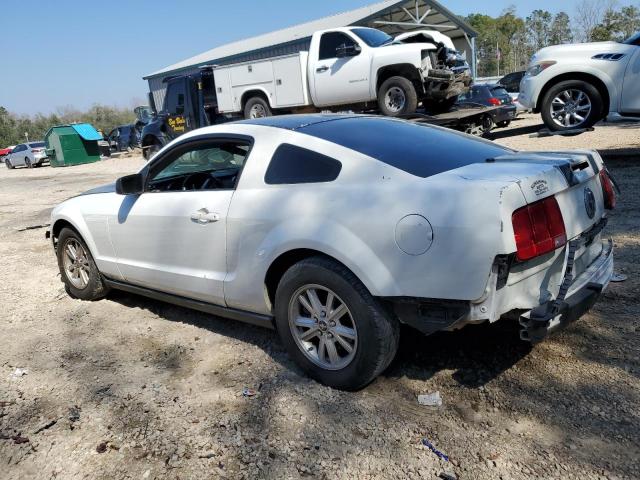 1ZVHT80N585130677 - 2008 FORD MUSTANG WHITE photo 2