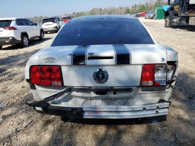 1ZVHT80N585130677 - 2008 FORD MUSTANG WHITE photo 6