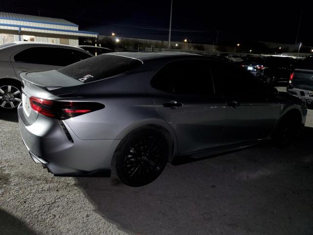 4T1B11HK1JU586764 - 2018 TOYOTA CAMRY L SILVER photo 3