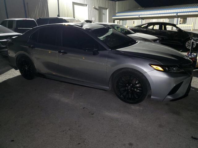 4T1B11HK1JU586764 - 2018 TOYOTA CAMRY L SILVER photo 4