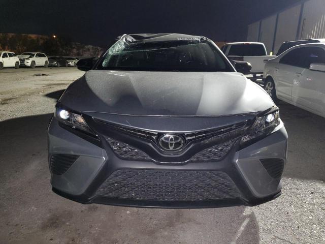 4T1B11HK1JU586764 - 2018 TOYOTA CAMRY L SILVER photo 5