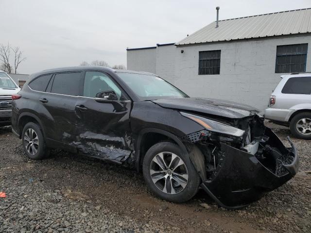 5TDGZRBH8NS233897 - 2022 TOYOTA HIGHLANDER XLE BLACK photo 4
