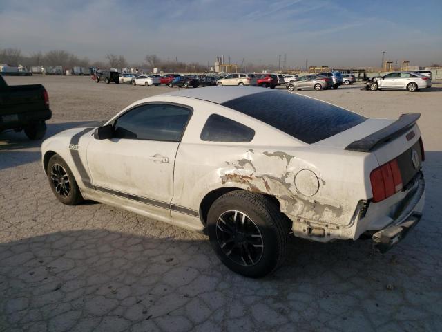 1ZVFT80N765181733 - 2006 FORD MUSTANG WHITE photo 2