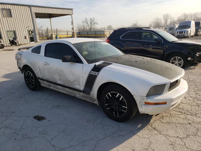 1ZVFT80N765181733 - 2006 FORD MUSTANG WHITE photo 4