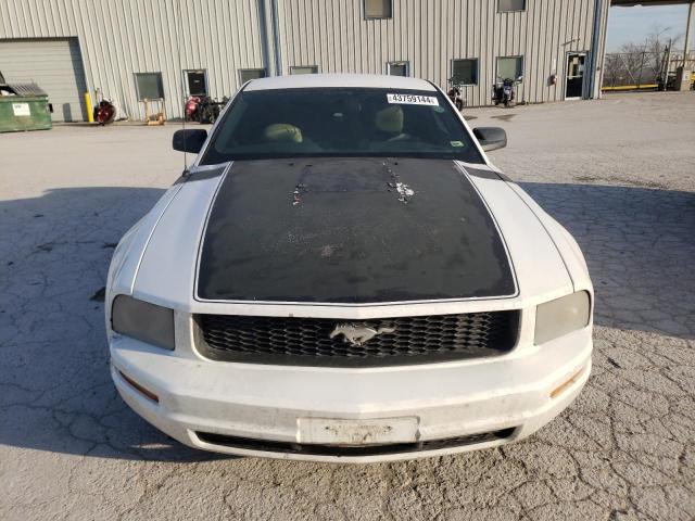 1ZVFT80N765181733 - 2006 FORD MUSTANG WHITE photo 5