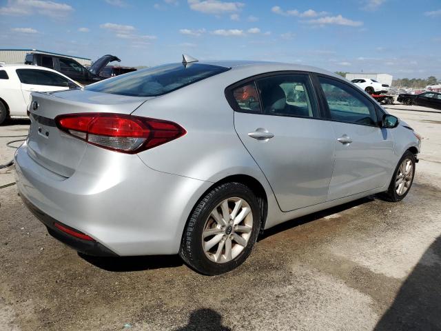 3KPFL4A7XHE145747 - 2017 KIA FORTE LX GRAY photo 3