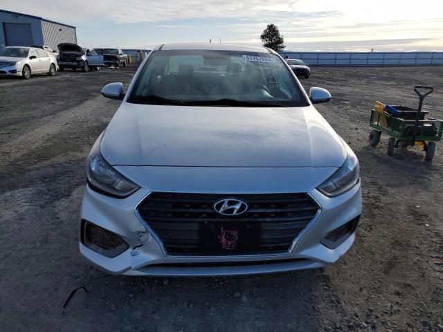 3KPC24A34JE028254 - 2018 HYUNDAI ACCENT SE SILVER photo 5