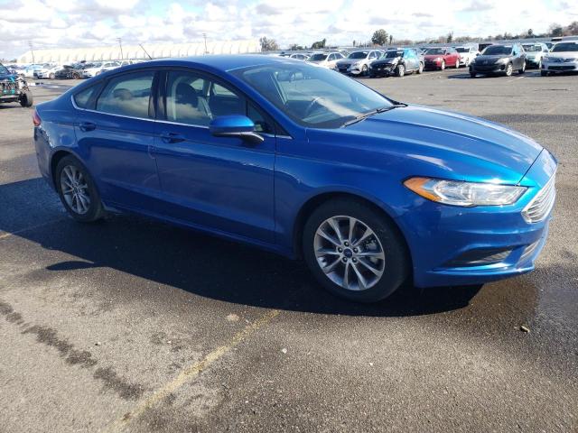 3FA6P0HDXHR373741 - 2017 FORD FUSION SE BLUE photo 4