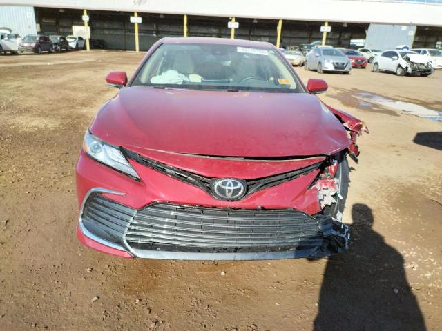 4T1F11BKXNU052775 - 2022 TOYOTA CAMRY XLE BURGUNDY photo 5