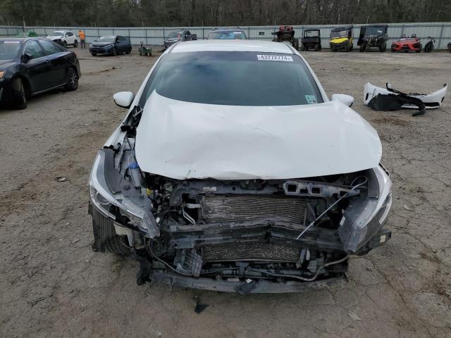 3KPFL4A72HE108336 - 2019 KIA FORTE LX WHITE photo 5