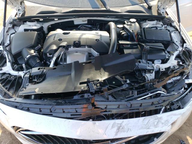 W04GR6SXXJ1124090 - 2018 BUICK REGAL ESSENCE WHITE photo 11