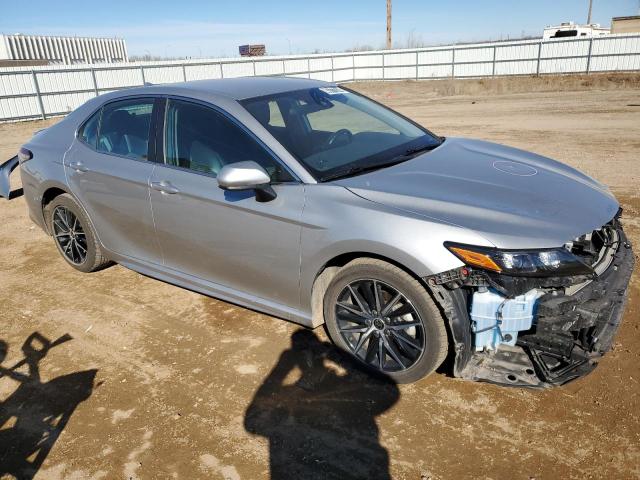 4T1G11AK6MU477737 - 2021 TOYOTA CAMRY SE SILVER photo 4