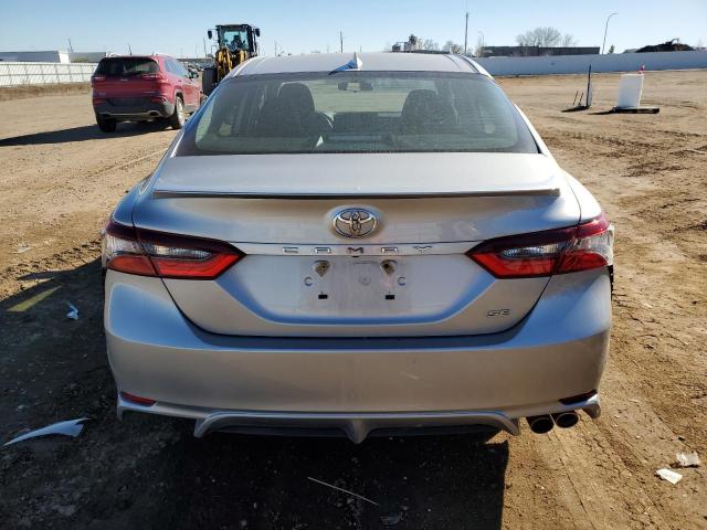 4T1G11AK6MU477737 - 2021 TOYOTA CAMRY SE SILVER photo 6