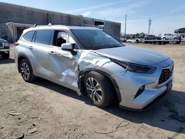 5TDGZRBH9NS228157 - 2022 TOYOTA HIGHLANDER XLE Gümüş foto 4