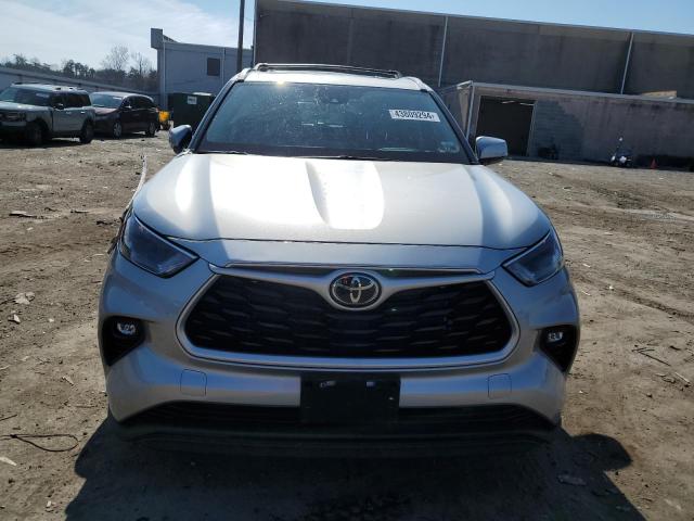 5TDGZRBH9NS228157 - 2022 TOYOTA HIGHLANDER XLE Gümüş foto 5