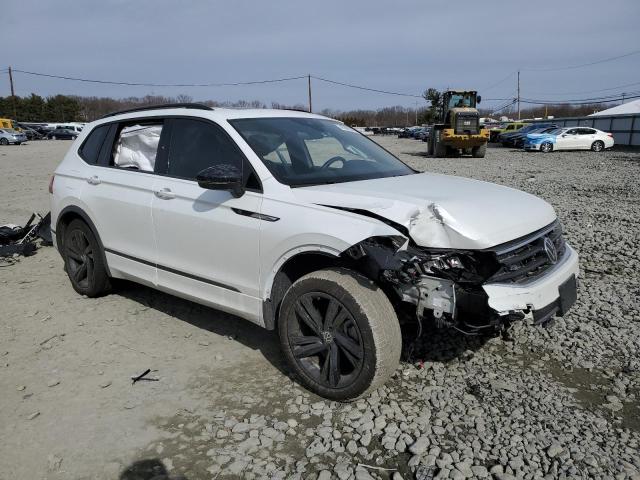 3VV8B7AX0PM001272 - 2023 VOLKSWAGEN TIGUAN SE R-LINE BLACK WHITE photo 4