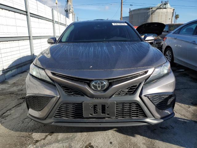 4T1T11AKXPU725913 - 2023 TOYOTA CAMRY SE NIGHT SHADE GRAY photo 5