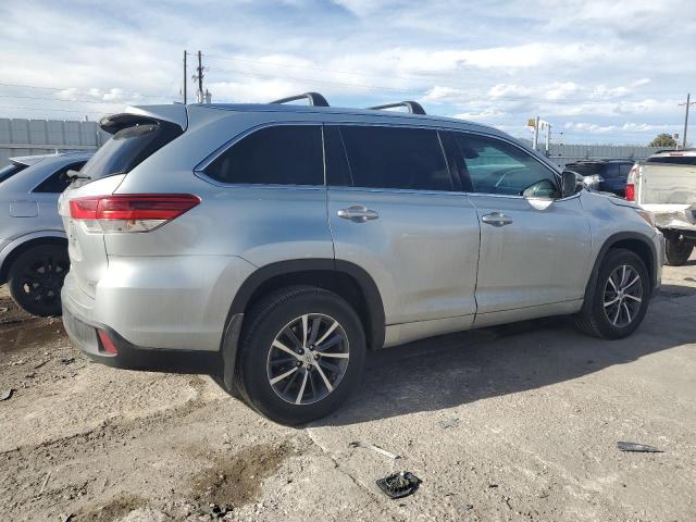 5TDJZRFHXJS867352 - 2018 TOYOTA HIGHLANDER SE SILVER photo 3