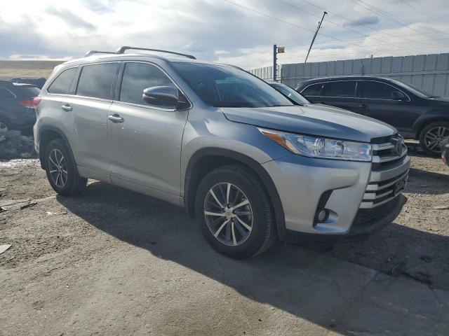 5TDJZRFHXJS867352 - 2018 TOYOTA HIGHLANDER SE SILVER photo 4