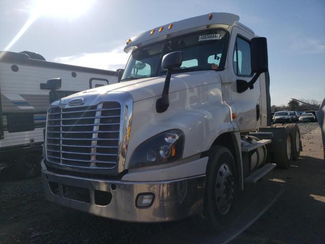 3AKJGEDV1GDHG1003 - 2016 FREIGHTLINER CASCADIA 1 WHITE photo 2