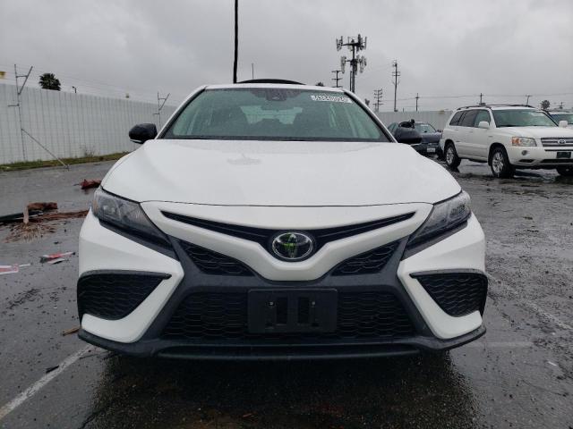 4T1G11AK7PU105439 - 2023 TOYOTA CAMRY SE NIGHT SHADE WHITE photo 5