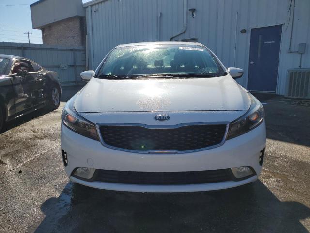 3KPFL4A89HE004581 - 2017 KIA FORTE EX WHITE photo 5