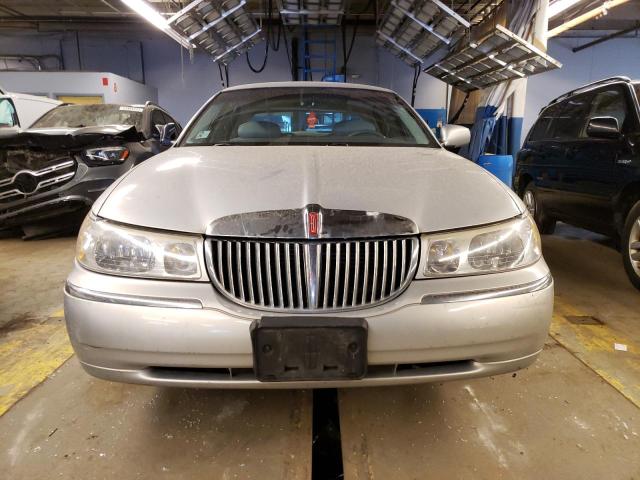 1LNHM81W4XY681263 - 1999 LINCOLN TOWN CAR EXECUTIVE SILVER photo 5