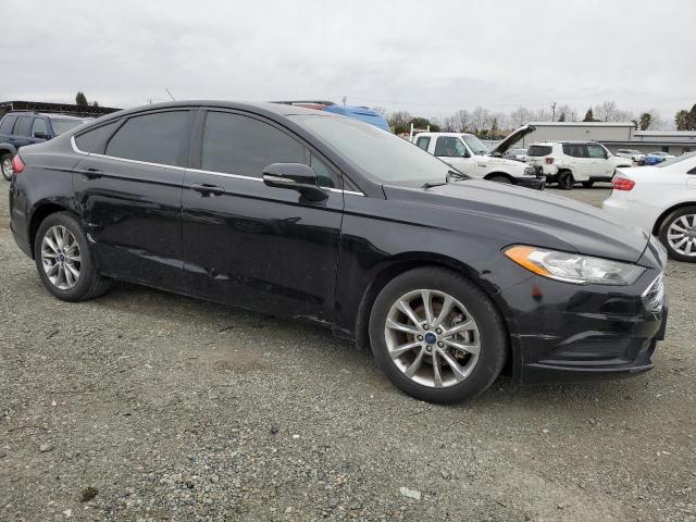 3FA6P0H75HR370529 - 2017 FORD FUSION SE BLACK photo 4