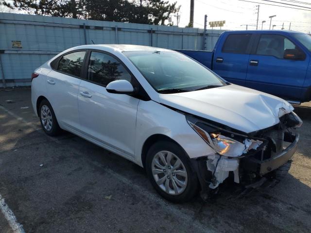 3KPC24A37JE007334 - 2018 HYUNDAI ACCENT SE WHITE photo 4