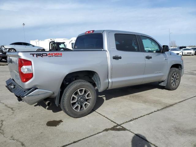 5TFDY5F15JX686195 - 2018 TOYOTA TUNDRA CREWMAX SR5 SILVER photo 3