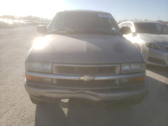 1GNCT18XX5K107037 - 2005 CHEVROLET BLAZER GRAY photo 5