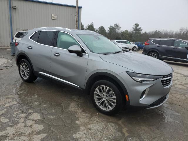 LRBAZLR46PD097434 - 2023 BUICK ENVISION PREFERRED ვერცხლისფერი ფოტო 4